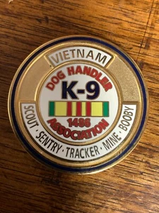MONEDA DESAFÍO Vietnam Manipulador de Perros 1486 Asociación K9 Fuerzas de Seguridad Ken Neal - Imagen 1 de 2