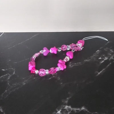 Correa de teléfono rosa con dije de fiesta - ¡Dados, corazones y cuentas de estrellas en abundancia! Foto 1 de 4