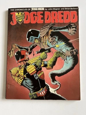 Chronicles of Judge Dredd Judge Dredd SoftBack Titan Books 1982 Foto 1 de 4