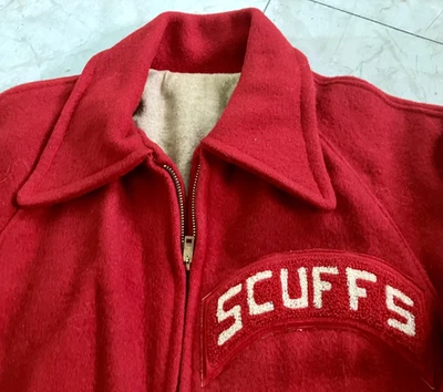 Impresionante Chaqueta de Lana con Cremallera de Bombardero Universitario Rojo Parche Rasguños Años 50 De Colección S Foto 1 de 4