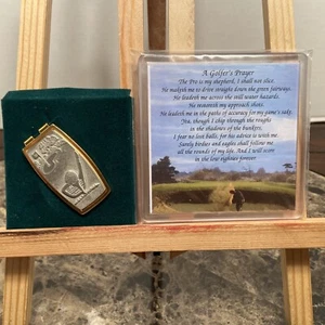 Clip de dinero con imagen de campo de golf y pelota tono dorado y plateado y oración para golfistas - Imagen 1 de 5