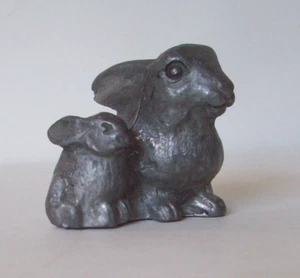 Piccola statuina in miniatura coniglietti in peltro coniglietti mamma e bambino - Foto 1 di 4