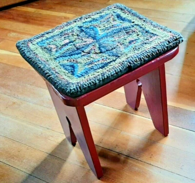 Taburete de madera rojo rústico con tapa de arte de fibra Foto 1 de 4