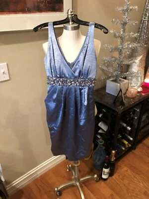 Vestido marca Jodi Kristopher talla 5 en azul medio con cuentas en cintura imperio. Foto 1 de 4