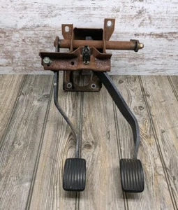 1986-1992 DODGE D50/MITSUBISHI MIGHTY MAX TRUCK CLUTCH PEDAL ASSEMBLY - Picture 1 of 7
