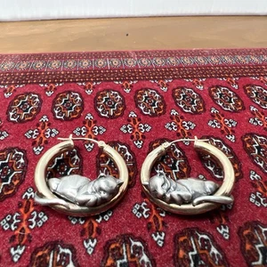 Museum of Fine Arts Boston 14k Gold & Sterling Silver Sleeping Cat Hoop Earrings - Picture 1 of 24