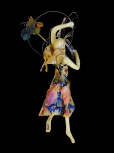 Vintage Sarena Mann Pappmaché Ornament 1997 Dame hält Kreuz - Bild 1 von 4