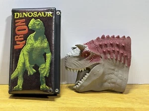 Disney Dinosaurier Carnotaurus Handpuppe und Kronenetui - Bild 1 von 14