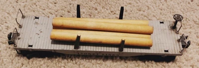 VINTAGE METAL LIONEL EARLY POSTWAR O GAUGE 2411 LOG FLATCAR WITH SMALL LOAD - Image 1 of 4