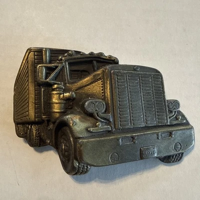 DE COLECCIÓN PETERBILT SEMI CAMIÓN HEBILLA DE CINTURÓN LATÓN 1977 18 ruedas Mack ANTIGUO nariz larga Foto 1 de 2