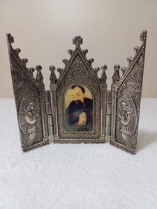 Seltenes Vintage Triptychon-Dreifachfaltung flankiert von zwei Engeln 4" Metall Mini Ikone - Bild 1 von 9