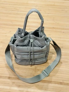 Bolso cubo Jason Wu Puffer de nailon con cordón beige correa ajustable extraíble - Imagen 1 de 19