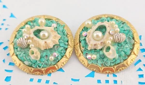 Divertidos aretes de clip de oro de perlas de imitación conchas marinas verdes espuma de mar ropa de playa de vacaciones - Imagen 1 de 7