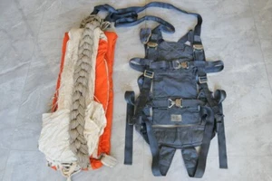 Gebrauchtes lebensrettendes Fallschirmtuch der Luftwaffe Jagdflieger Luftfahrt, Gurtsystem - Bild 1 von 24