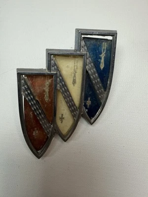 Винтаж 1969 Buick Wildcat Lesabra Задняя Крышка Багажа Эмблема Тройной Щит Деталь Автомобиля - Изображение 1 из 4