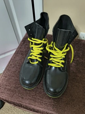 Botas de mujer H2k negras con suelas amarillas y cuerdas amarillas talla 10 usadas Foto 1 de 4