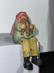 Statuina mago gnomo ceramica/porcellana vintage gambe appese Keffiyeh rosso 5,5' - Foto 1 di 7