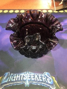 Jarrón Fenton Art Vidrio Amatista Púrpura Diamante Estrella Borde Volantes - Imagen 1 de 8