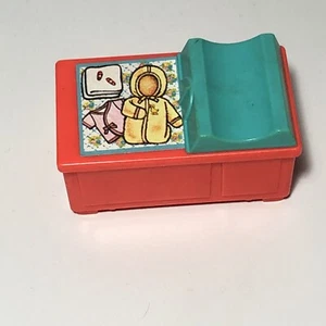 Giocattolo Vintage Fisher Price 761 Little People Casa delle Bambole Baby Nursery Fasciatoio - Foto 1 di 4