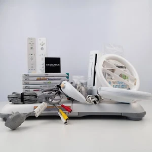 Console Nintendo Wii bianca con due controller Wii adatta 8 giochi e accessori - Foto 1 di 12