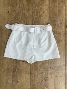 Woman’s Cream Shorts Petite Size 8 - Picture 1 of 2