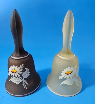 Винтажные зеленые матовые атласные стеклянные колокольчики Westmoreland (2) с ручной росписью - Изображение 1 из 4