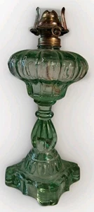 Vintage Öllampe aus grünem Glas mit Vertiefung ohne Kugel 10,5" Höhe mit Dochtwender - Bild 1 von 3