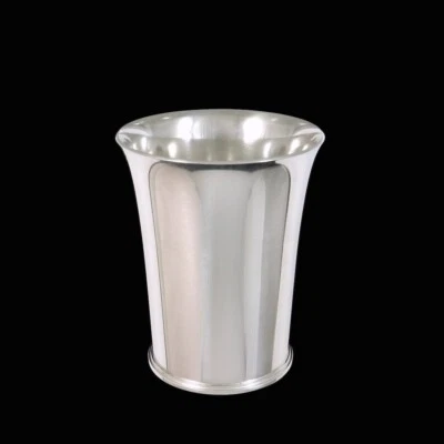 Georg Jensen. Jarrón piramidal de plata de ley #671D - Harald Nielsen. Foto 1 de 4