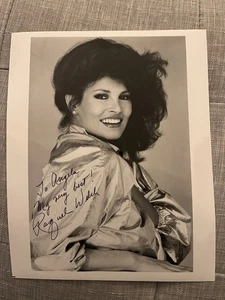 Raquel Welch signiert und beschriftet großes Foto, aus berühmter Sammlung - Bild 1 von 3