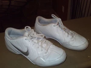 SCARPE NIKE CHEER DONNA TAGLIA 8,5 USATE POCHISSIMO BIANCHE CON SWOOSH ARGENTO SPEDIZIONE GRATUITA - Foto 1 di 24