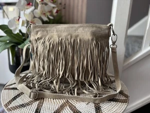 Precioso bolso bandolera de gamuza con flecos - Imagen 1 de 8