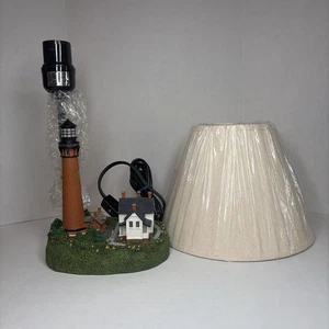 Vintage NEU Currituck Beach 1874 Currituck NC - 1999 Lefton SELTENE Schreibtischlampe Lampe - Bild 1 von 6