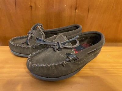 Zapatos sin cordones Minnetonka pantuflas niño pequeño talla 8 flecos marrones Foto 1 de 4