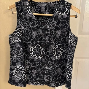 Top Van Heusen para mujer sin mangas con botones negro floral costuras blancas talla grande - Imagen 1 de 5