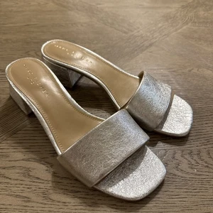 Neu ohne Etikett Marc Fisher Olysa Damen-Pantoletten-Sandalen silberfarben metallic Blockabsatz Größe 10M - Bild 1 von 4