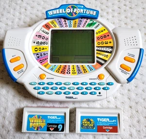 Wheel of Fortune 1998 vintage portátil Tiger Electronics y 2 cartuchos probado - Imagen 1 de 7