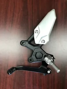 FABRICANTE DE EQUIPOS ORIGINALES Kawasaki 23 24 ZX4RR controlador principal lateral izquierdo clavija para pie trasero 0 millas - Imagen 1 de 7