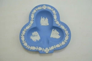 Plato de baratija de jaspe azul y blanco Wedgewood en forma de trébol - Imagen 1 de 8