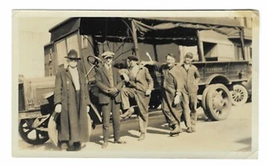 Foto d'epoca consegna camion operai capo anni 20 (?) 3 1/2" X 6" - Foto 1 di 1
