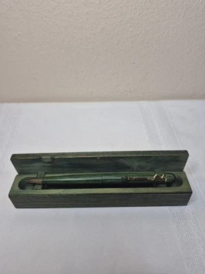 Pluma de madera dura Penmaker de Eloitt Lander con caja verde Foto 1 de 4