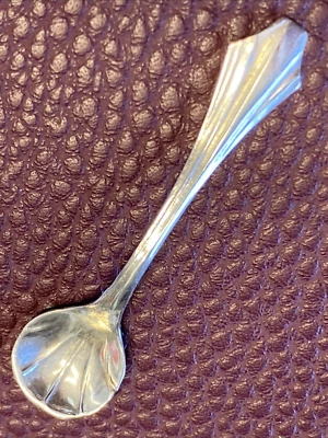 Cuchara de sal clásica Webster con concha de almeja de 2" de plata esterlina sin monogramas Foto 1 de 4