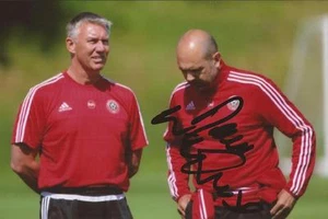 SHEFFIELD UNITED: DEAN WILKINS SIGNED 6x4 ACTION PHOTO + COA - Bild 1 von 1