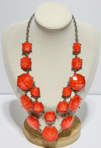 VETEMENTS Collana dichiarazione tono argento perle acriliche sfaccettate color corallo 18 in