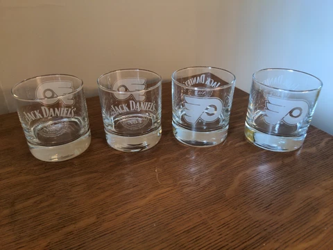 (4) PHILADELPHIA FLYERS / JACK DANIELS ETCHED Whiskey Glasses W/ Canvas Bag Cover