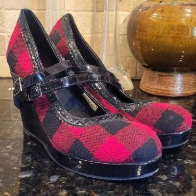 Woman's Volatile Red Buffalo Plaid w/ Black Pantent Leather Wedges Size 6 Foto 1 de 4