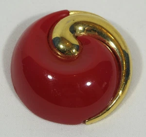 Broche prendedor MOD CORONA TRIFARI tono dorado firmado de colección de los años 60 ~ rojo Lucite Swirl - 0,664 oz - Imagen 1 de 10