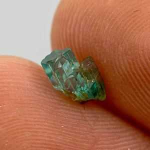 CRISTAL ESMERALDA NATURAL BUENA CALIDAD DE MUZO COLOMBIA 0,64 Ct. - Imagen 1 de 13