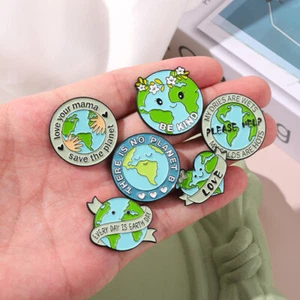 Be kind to hug the earth Brosche No planet B Brosche Emaille Anstecknadeln Modebrosche #US - Bild 1 von 13