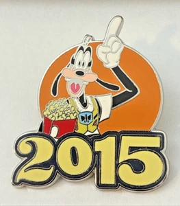 DISNEY 2015 DATIERT MYSTERY COLLECTION ALBERN TRÄGT EIN BUZZ LIGHTYEAR SHIRT ANSTECKNADEL - Bild 1 von 3