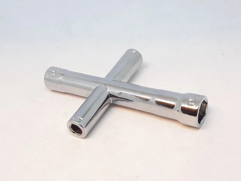 Schlüssel Kerze A Kreuz Von Metall 4-WAY Wrench 4mm 4.5mm 5.5mm 7mm mantua model - Bild 1 von 1